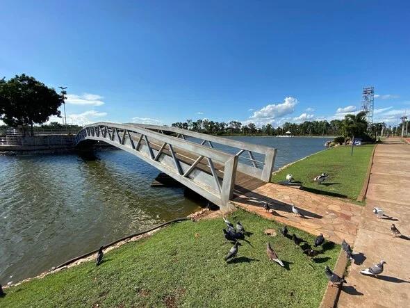 Imagem de ponte sobre as águas na Orla do Porto